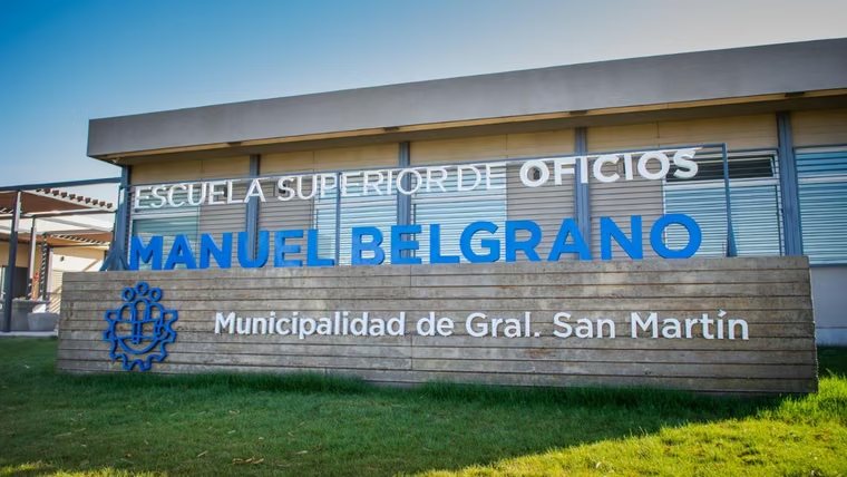 Frente de la Escuela Superior de Oficios Manuel Belgrano, con el cartel del nombre y la leyenda Municipalidad de Gral. San Martín